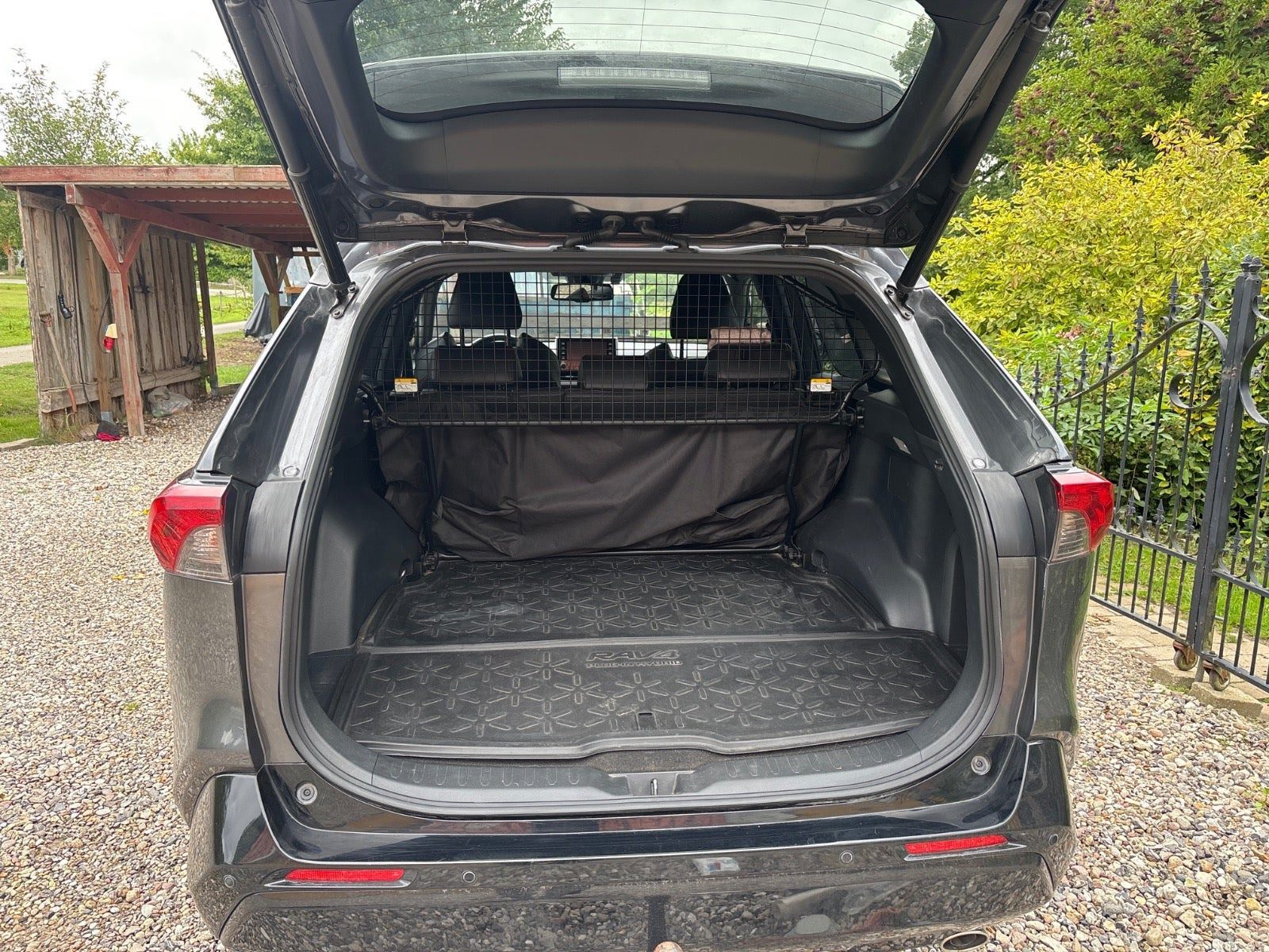 Grå Toyota RAV4 fra 2021