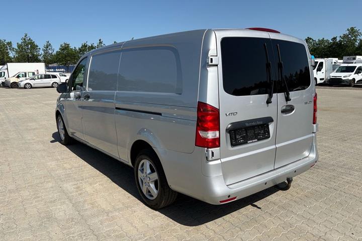 Sølv Mercedes Vito 116 fra 2021