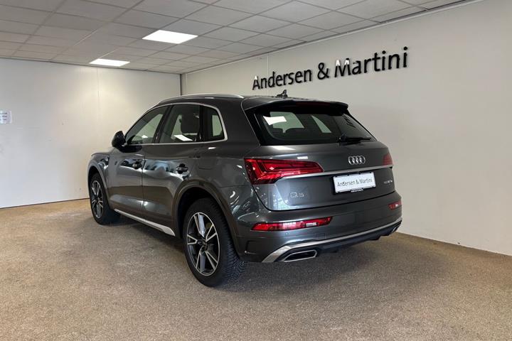 Grå Audi Q5 fra 2022