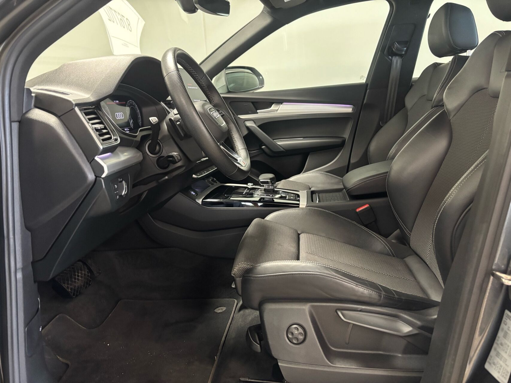 Grå Audi Q5 fra 2022