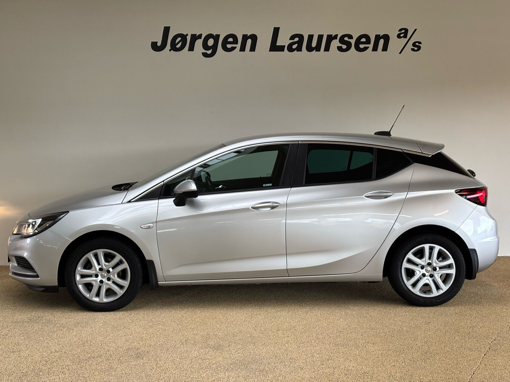Sølv Opel Astra fra 2018