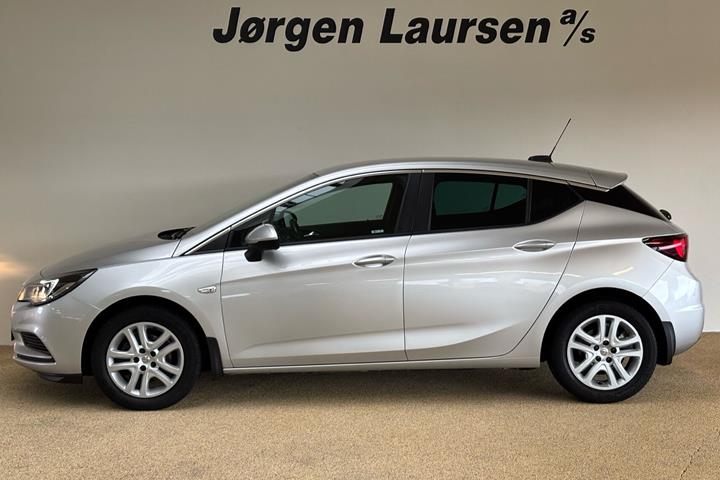 Sølv Opel Astra fra 2018