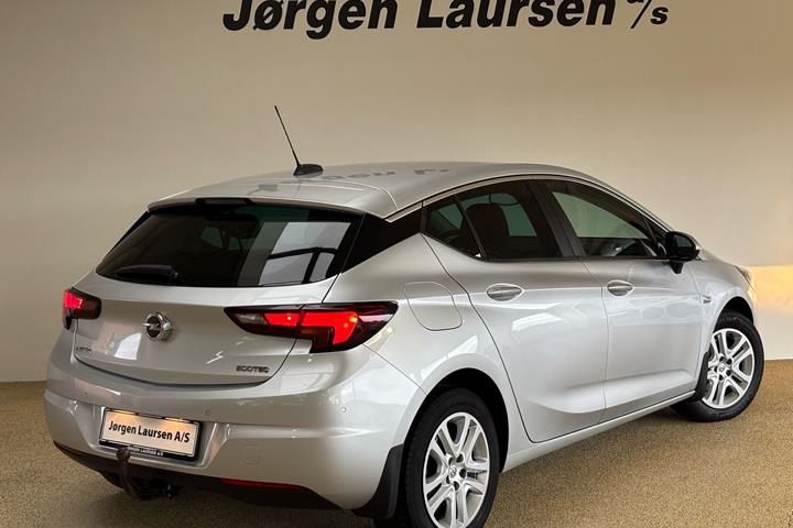 Sølv Opel Astra fra 2018
