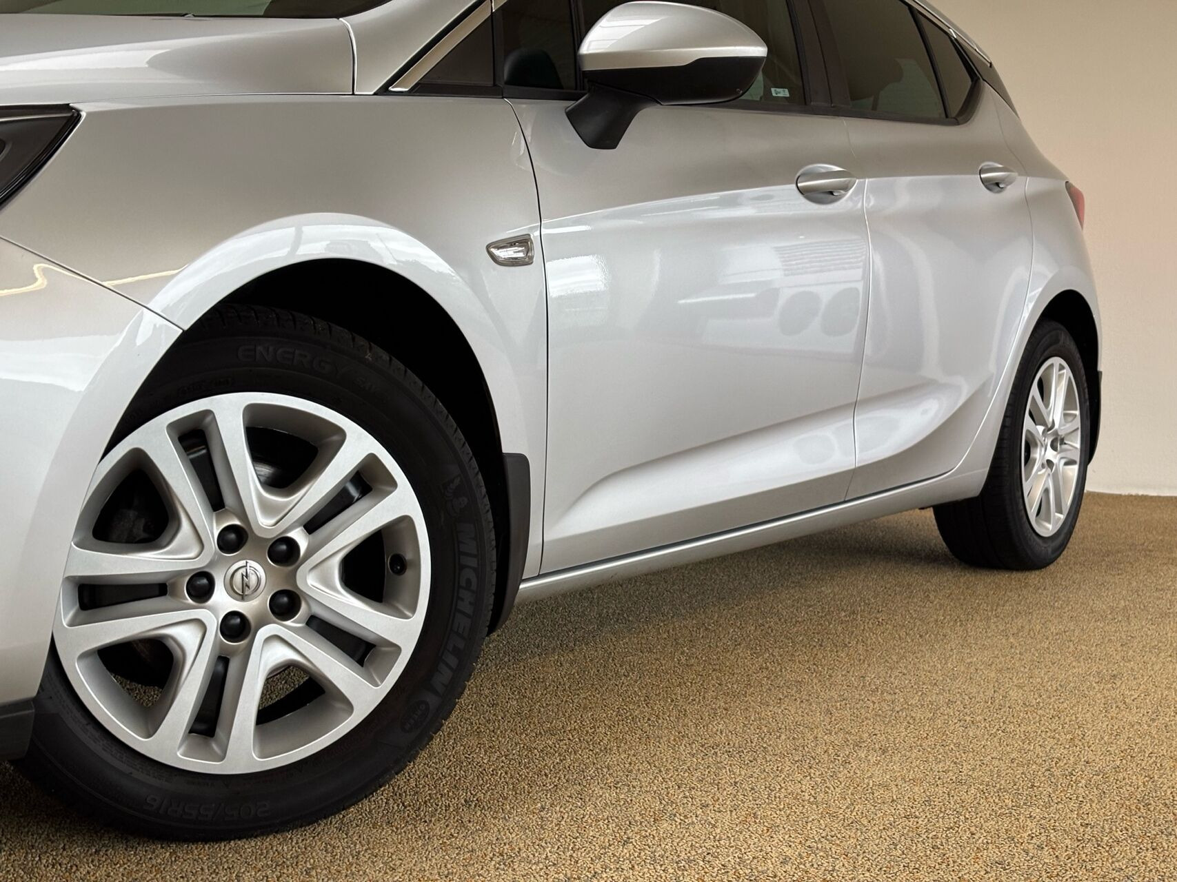 Sølv Opel Astra fra 2018