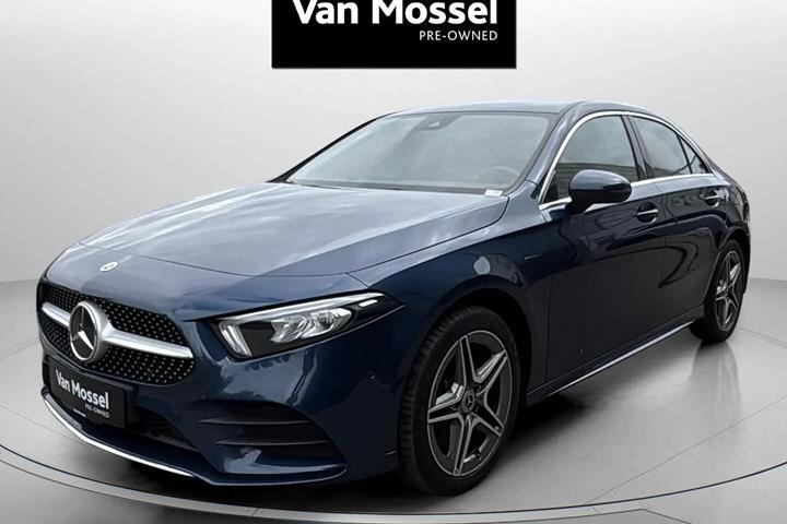 Blå Mercedes A250 e fra 2021