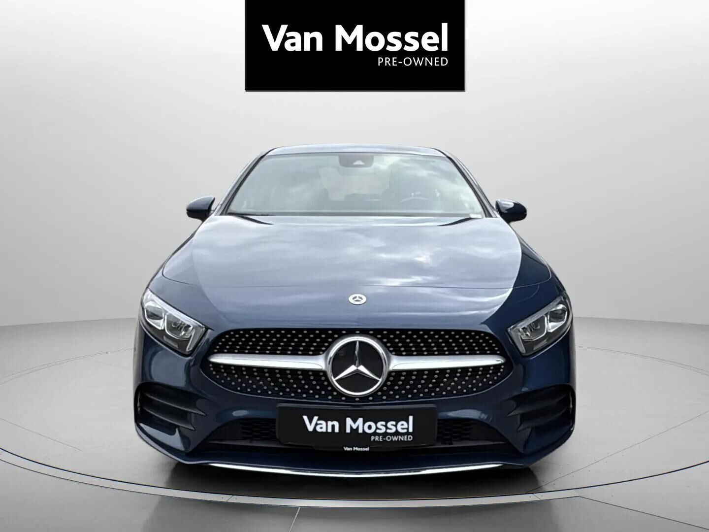 Blå Mercedes A250 e fra 2021