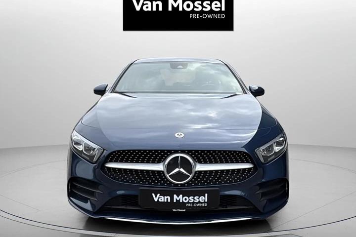 Blå Mercedes A250 e fra 2021