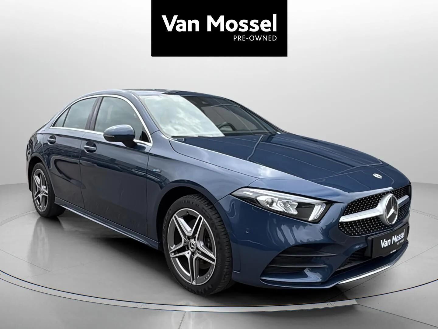 Blå Mercedes A250 e fra 2021