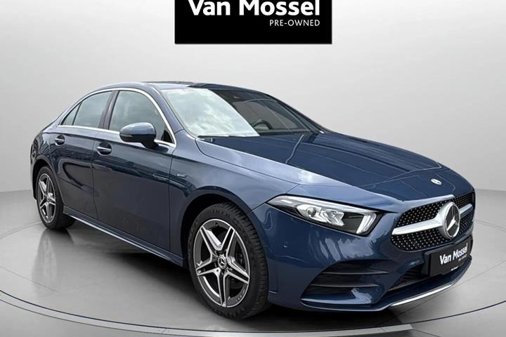 Blå Mercedes A250 e fra 2021