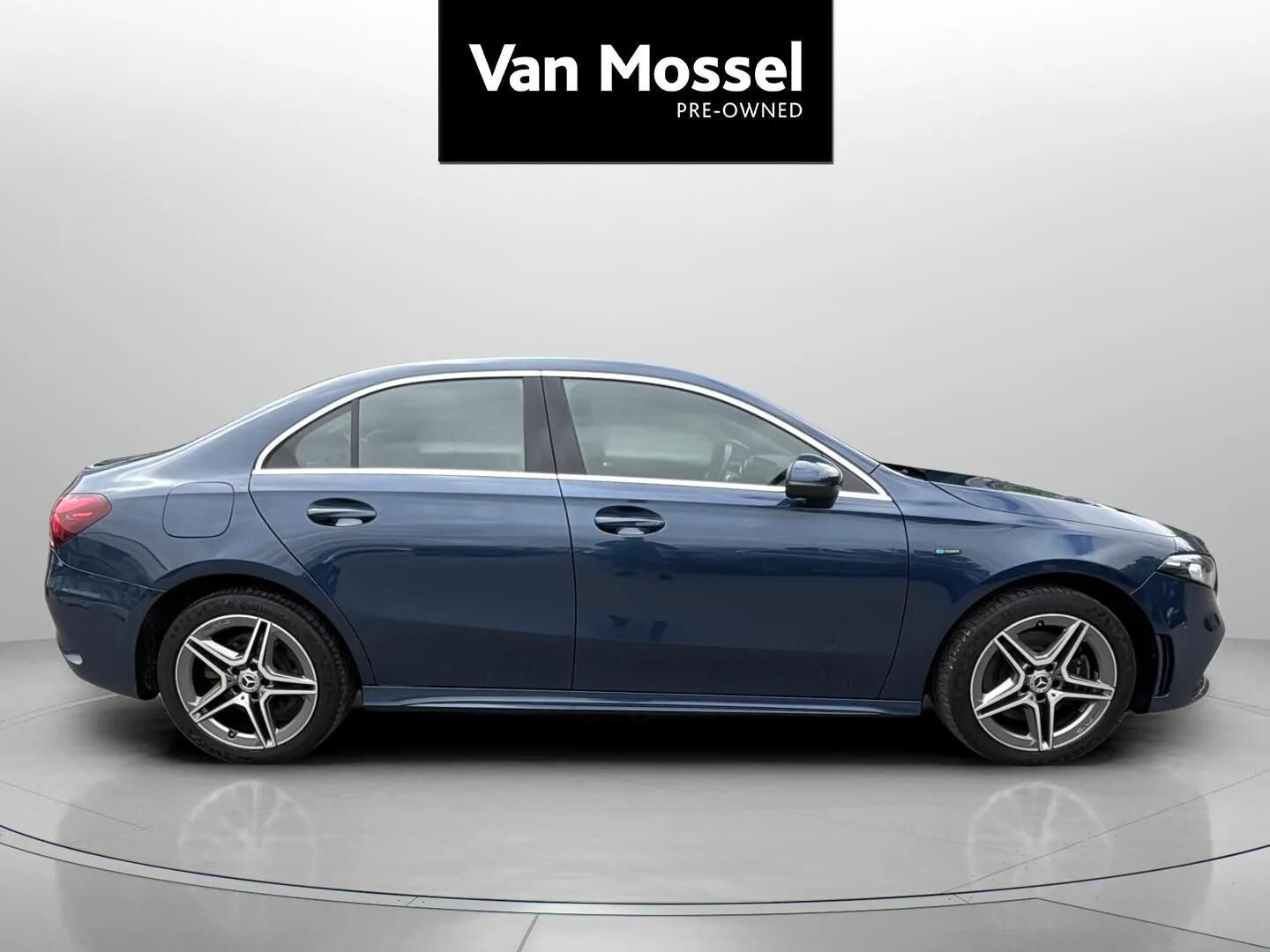 Blå Mercedes A250 e fra 2021