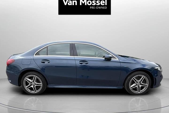 Blå Mercedes A250 e fra 2021