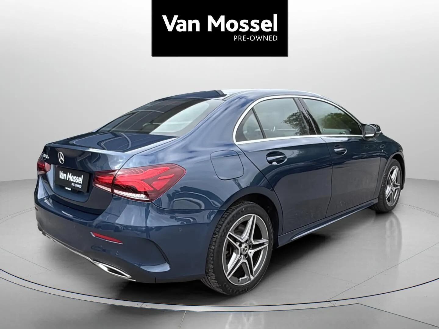 Blå Mercedes A250 e fra 2021
