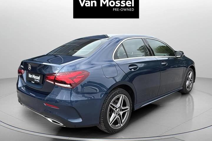 Blå Mercedes A250 e fra 2021