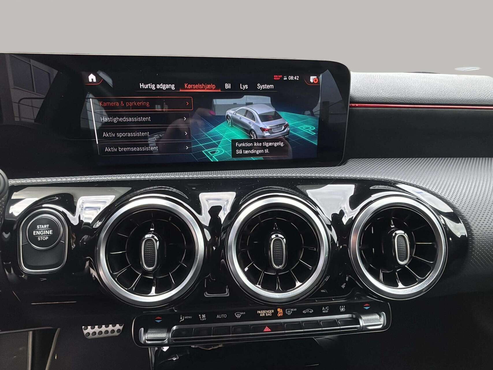 Blå Mercedes A250 e fra 2021