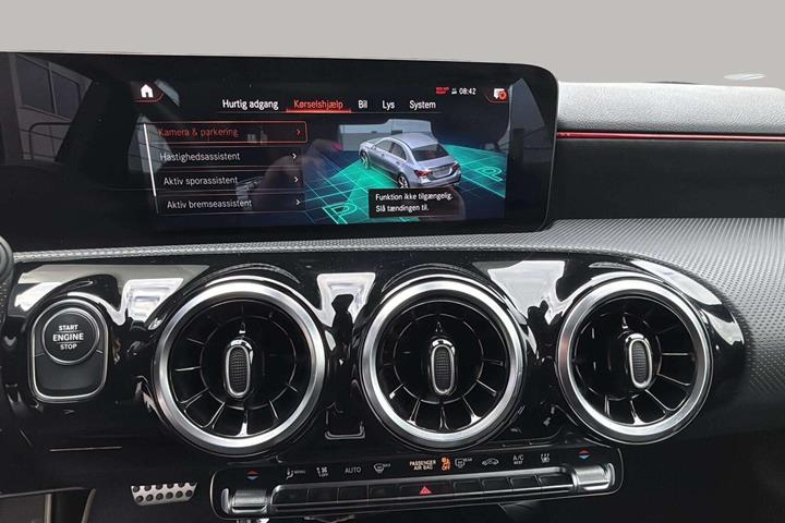 Blå Mercedes A250 e fra 2021