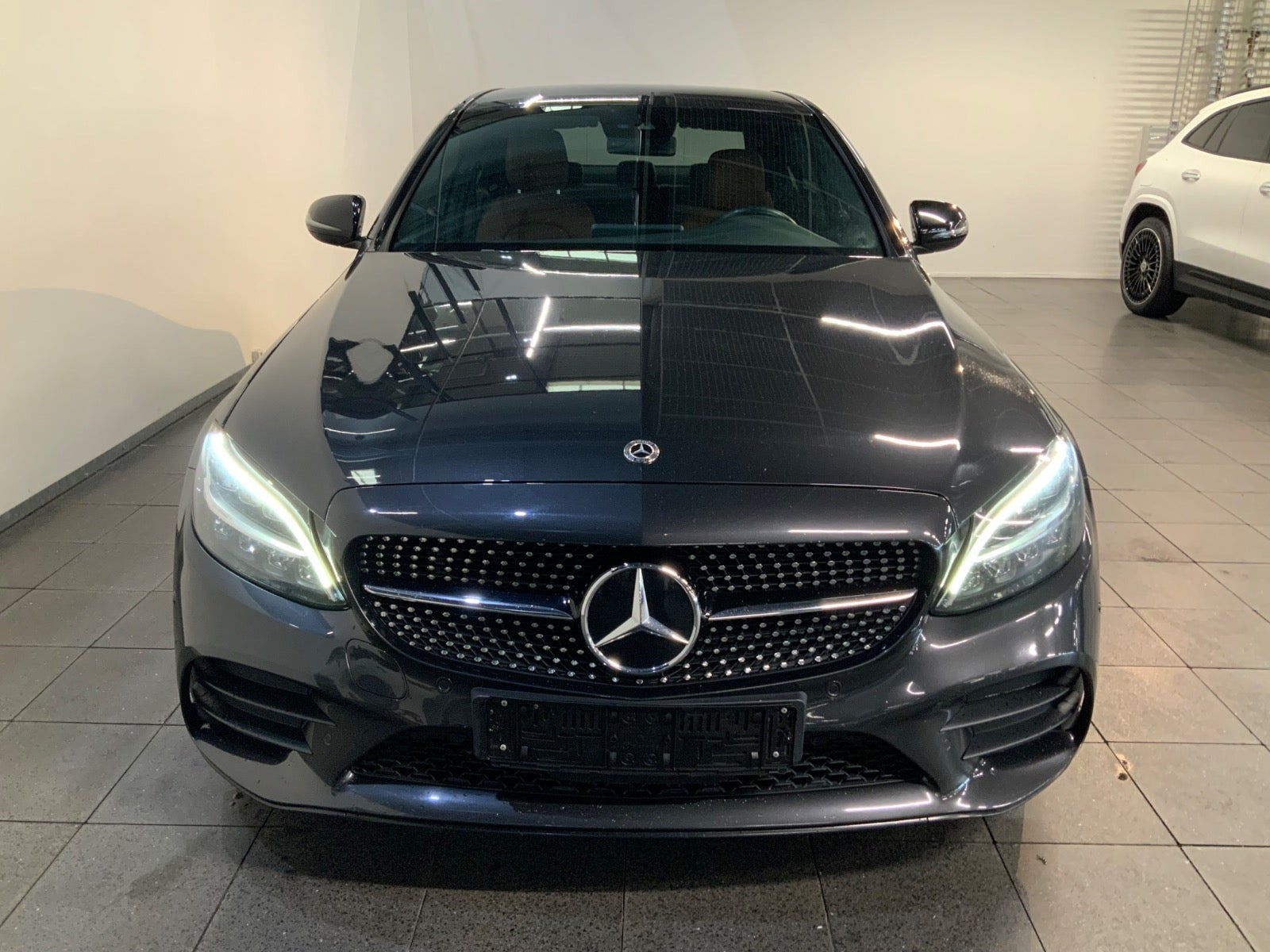 Grå Mercedes C200 fra 2020