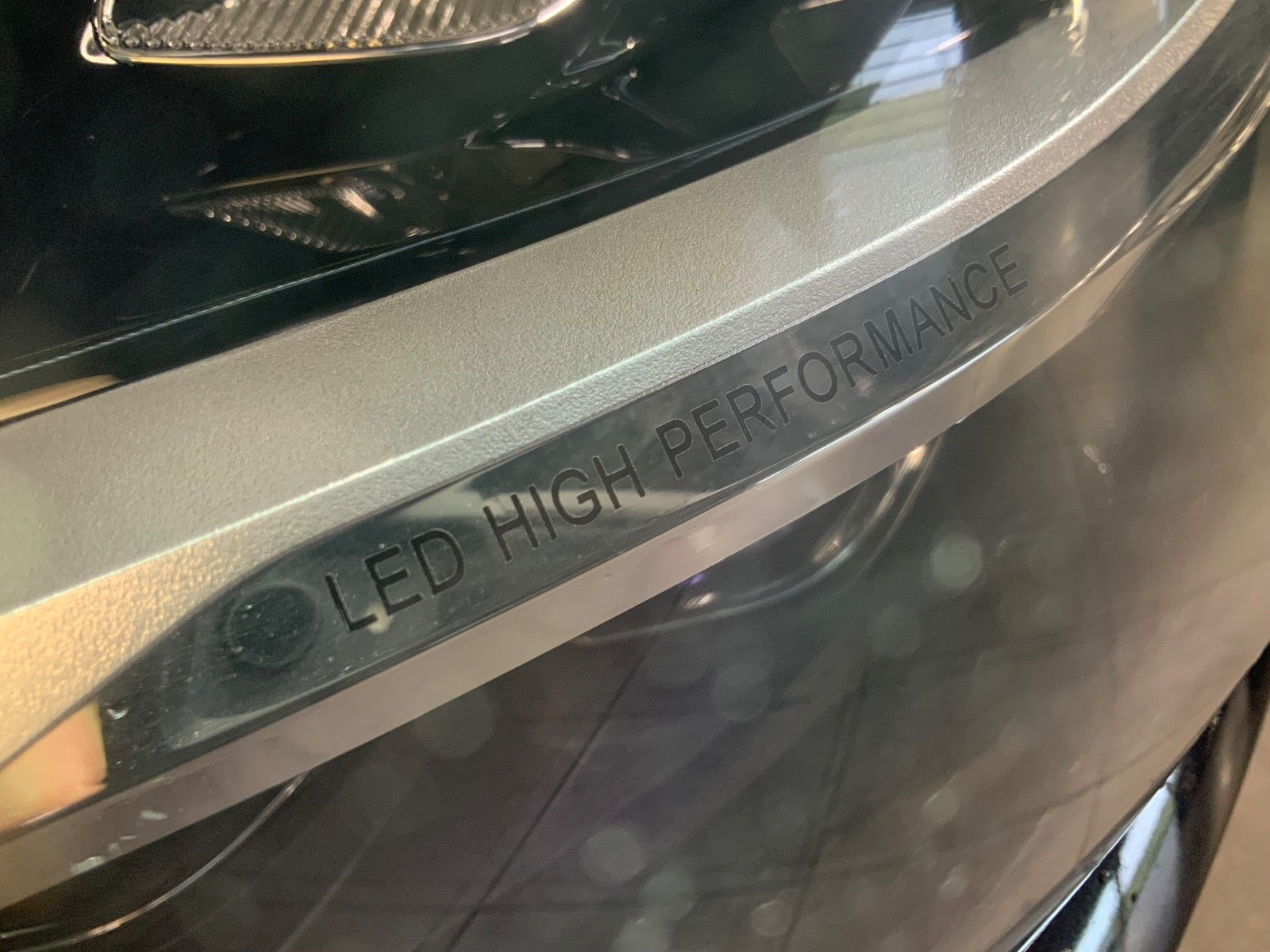 Grå Mercedes C200 fra 2020