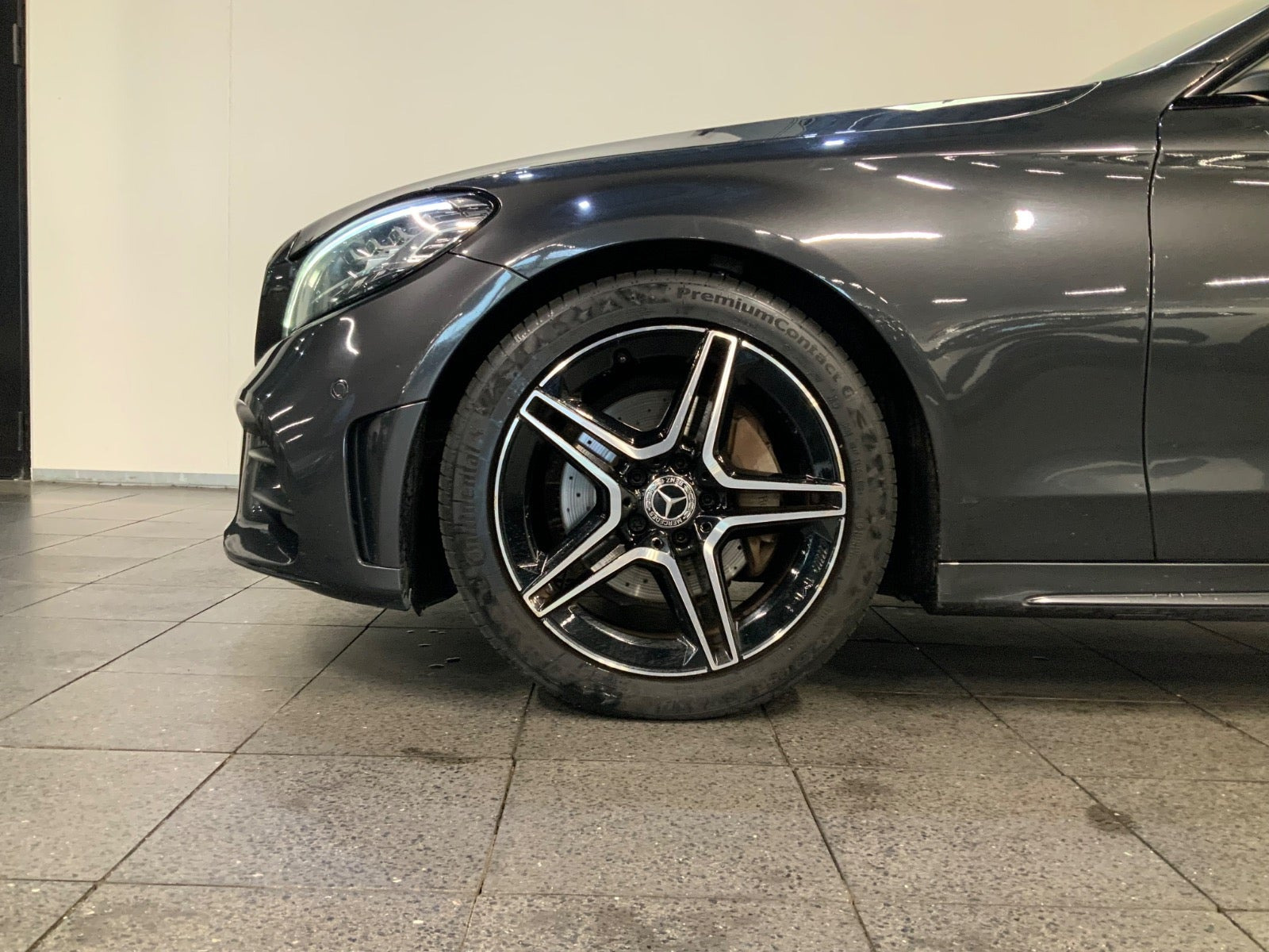 Grå Mercedes C200 fra 2020