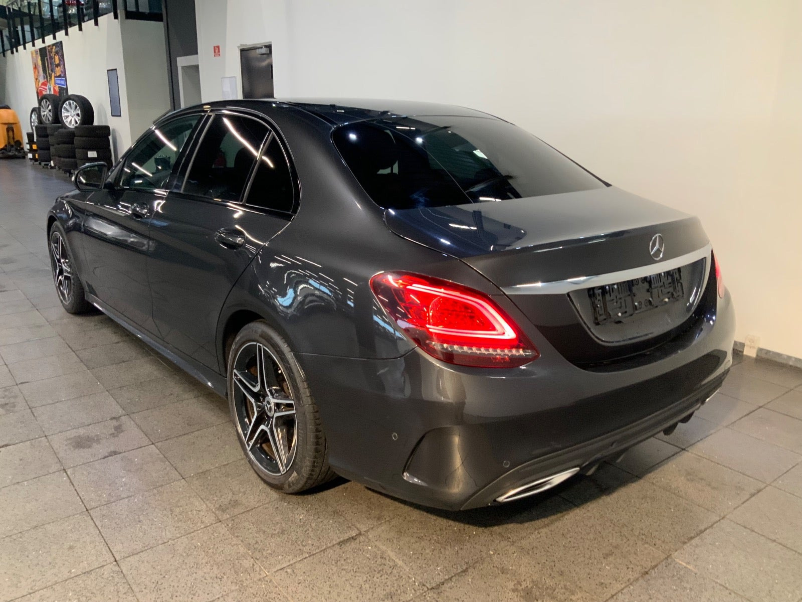 Grå Mercedes C200 fra 2020