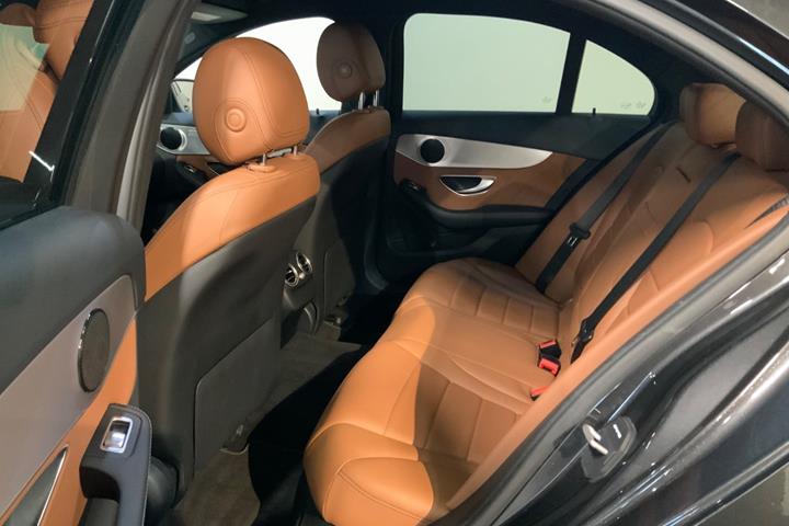Grå Mercedes C200 fra 2020