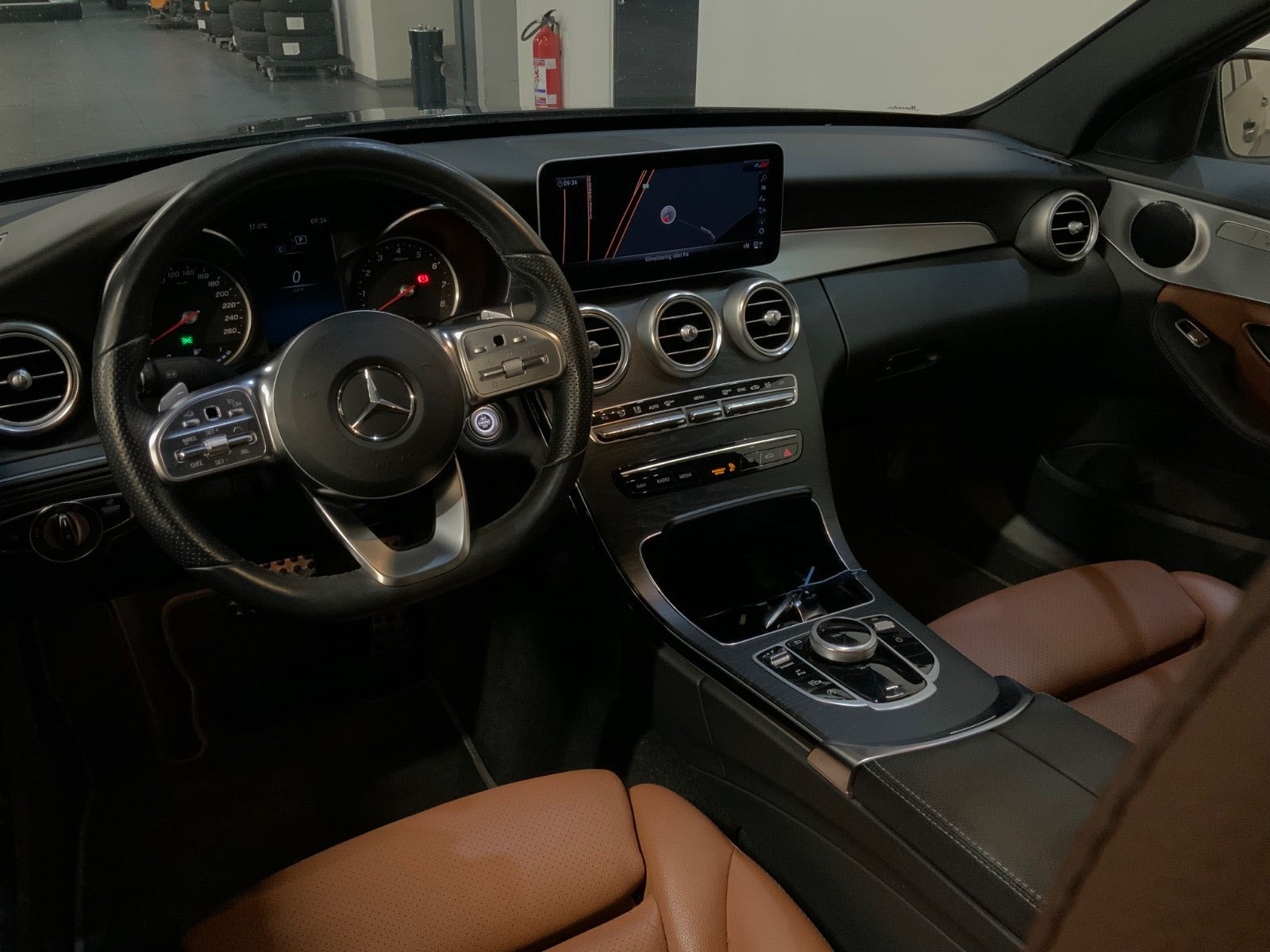 Grå Mercedes C200 fra 2020