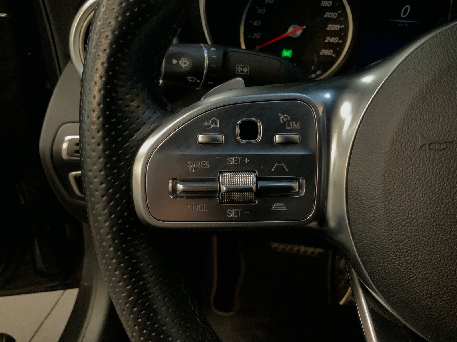 Grå Mercedes C200 fra 2020