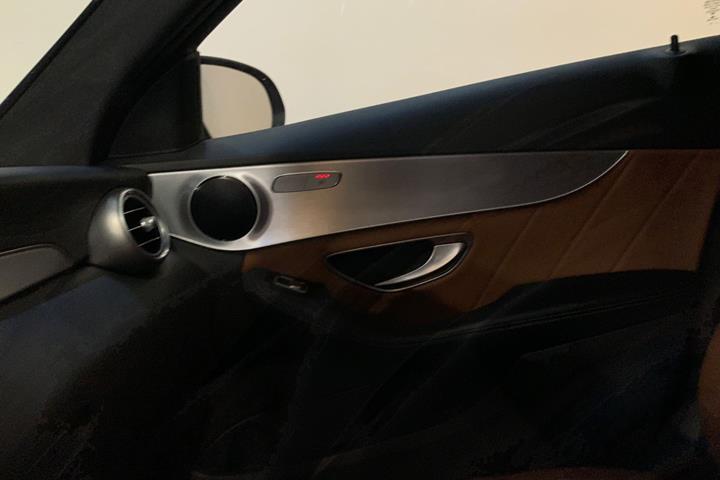 Grå Mercedes C200 fra 2020