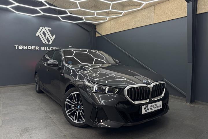 Sort BMW i5 fra 2025