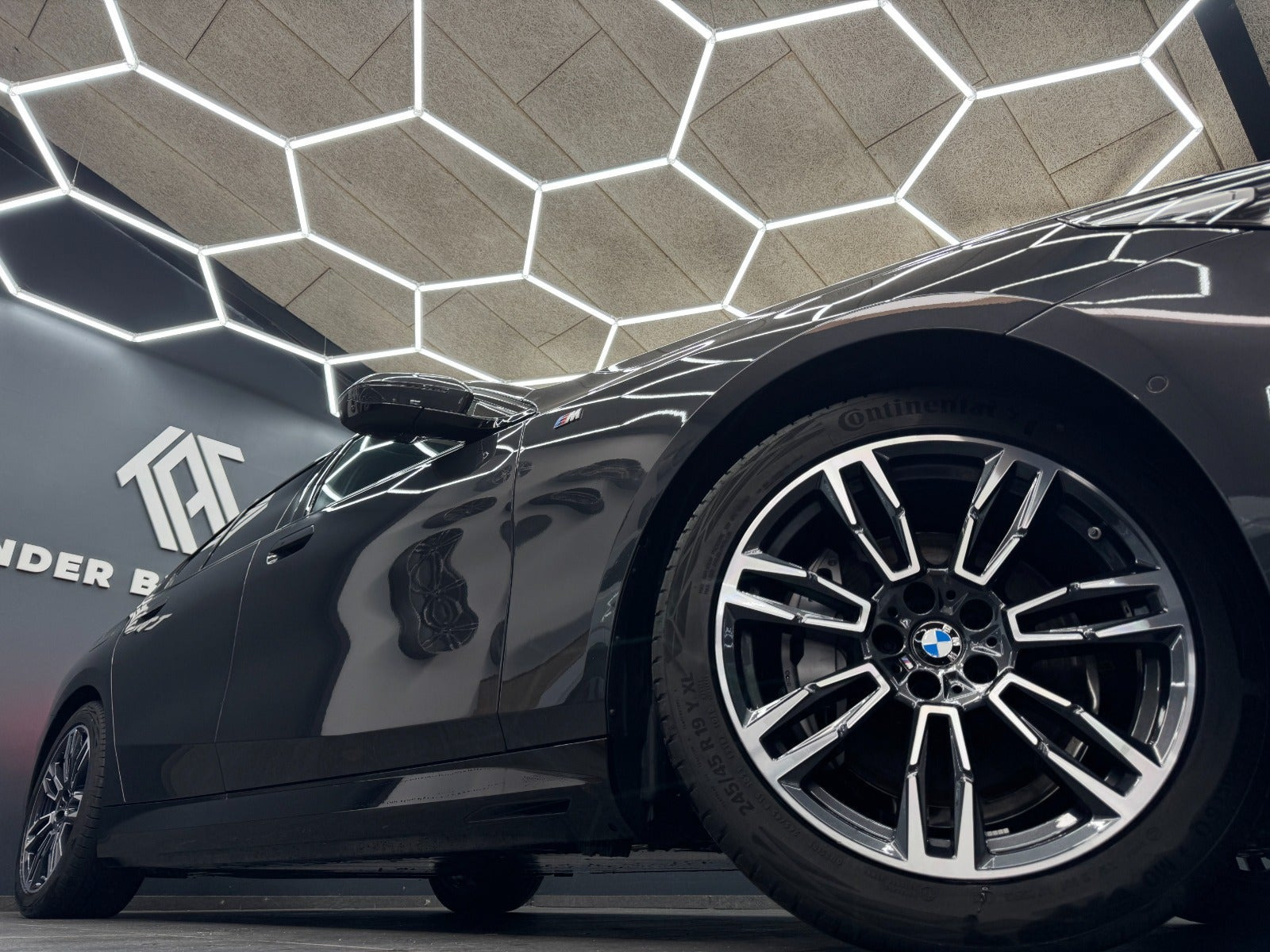 Sort BMW i5 fra 2025