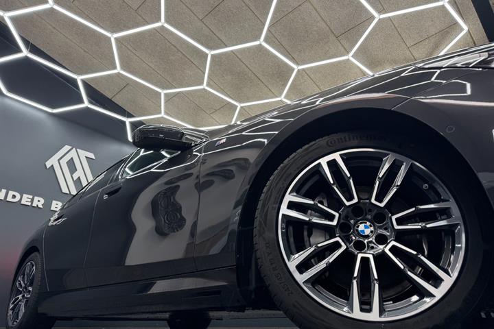 Sort BMW i5 fra 2025