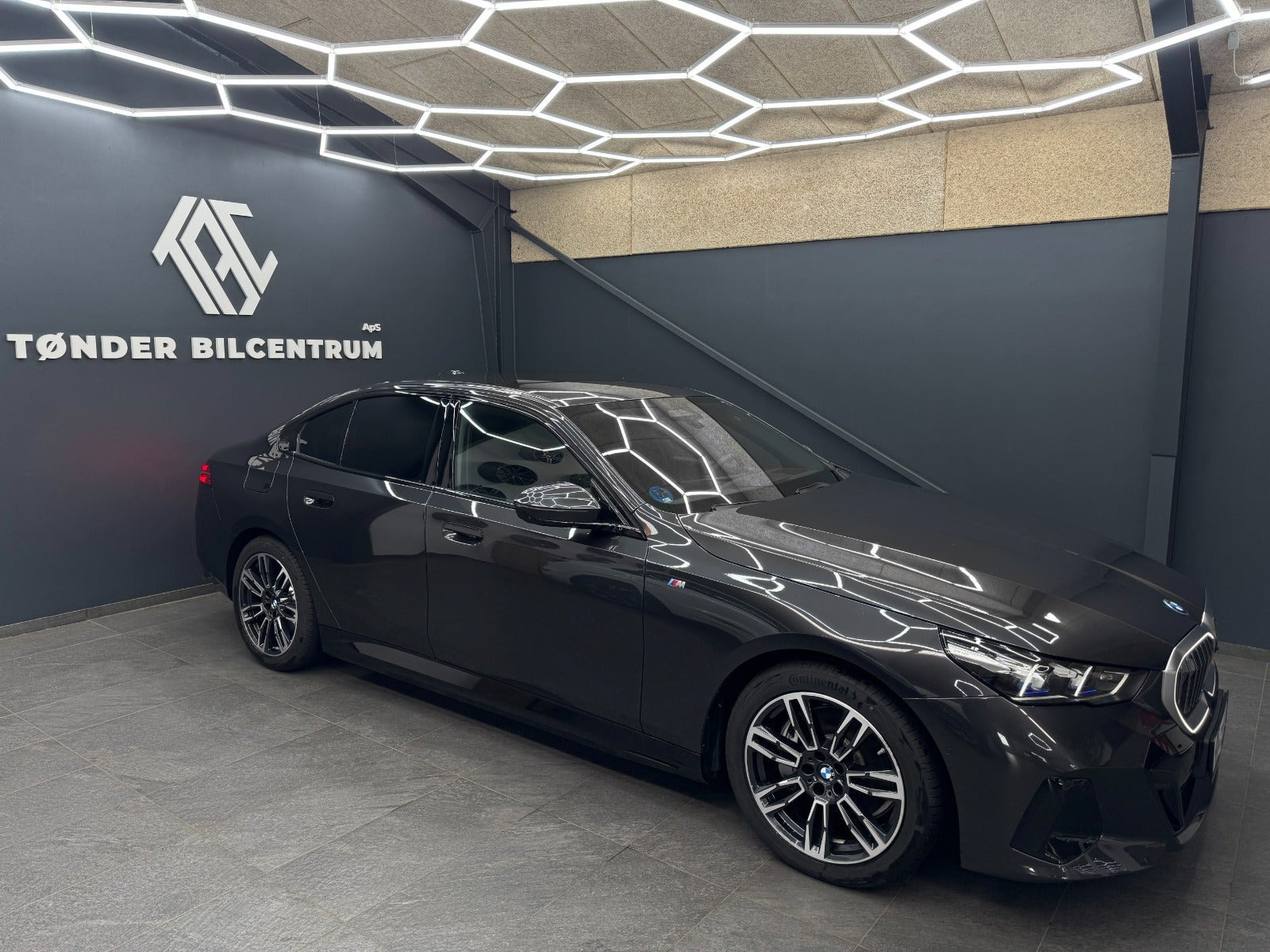 Sort BMW i5 fra 2025