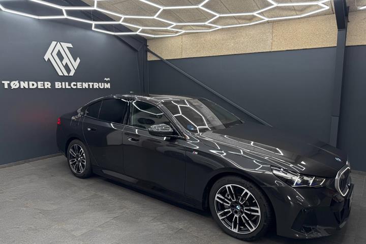 Sort BMW i5 fra 2025