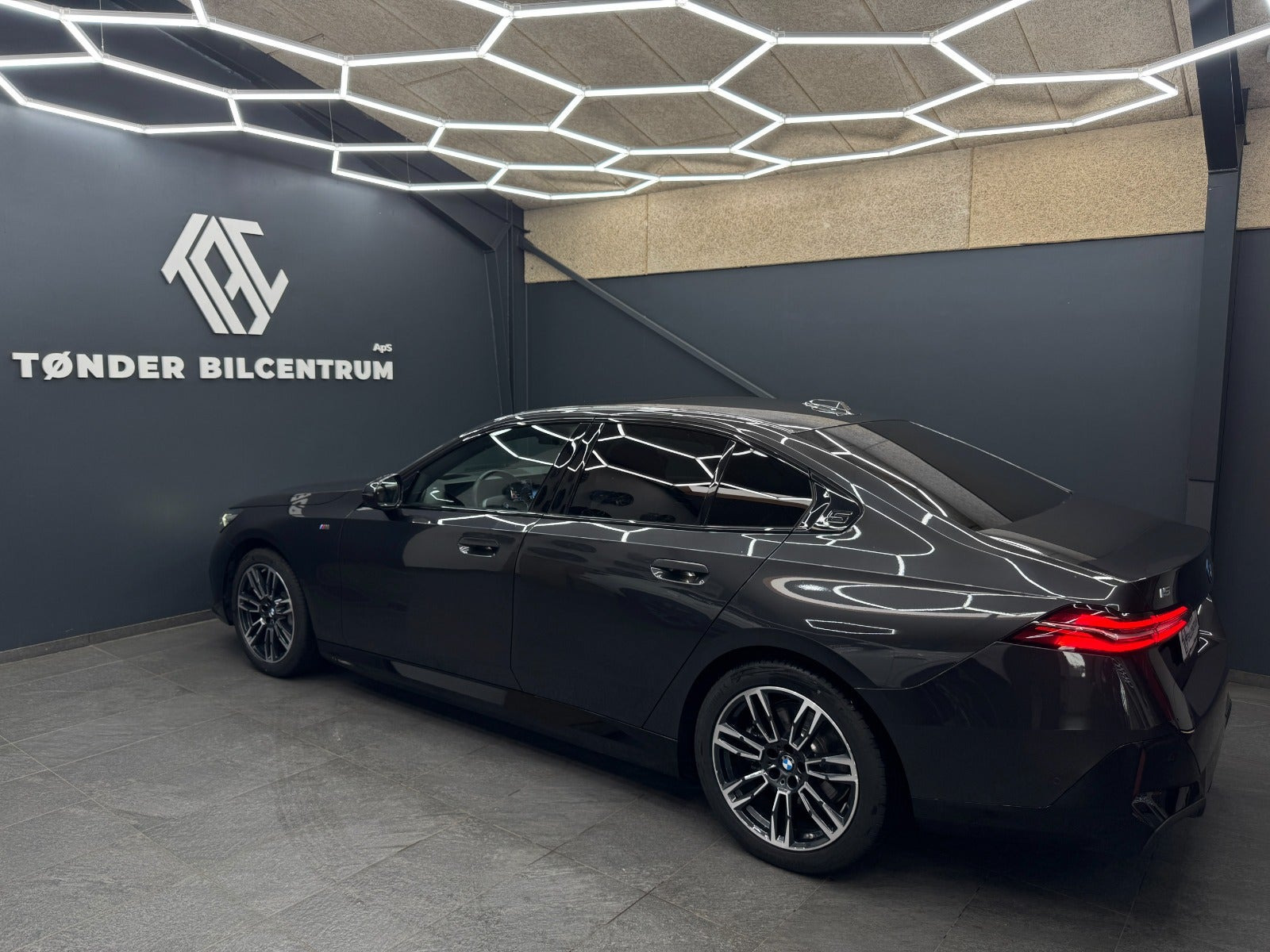 Sort BMW i5 fra 2025