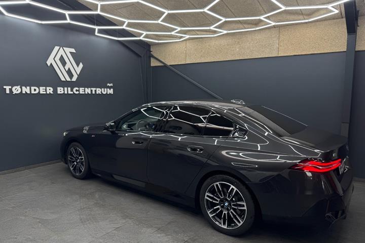 Sort BMW i5 fra 2025