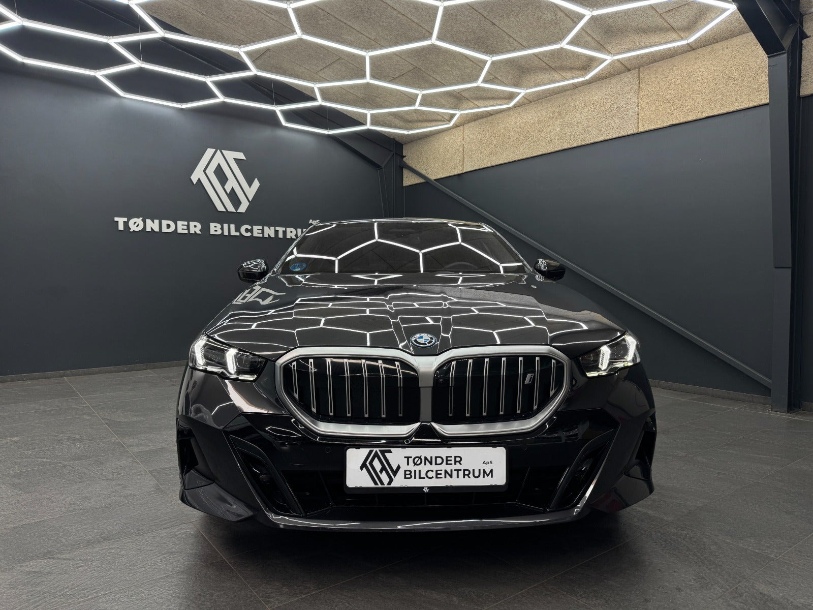 Sort BMW i5 fra 2025