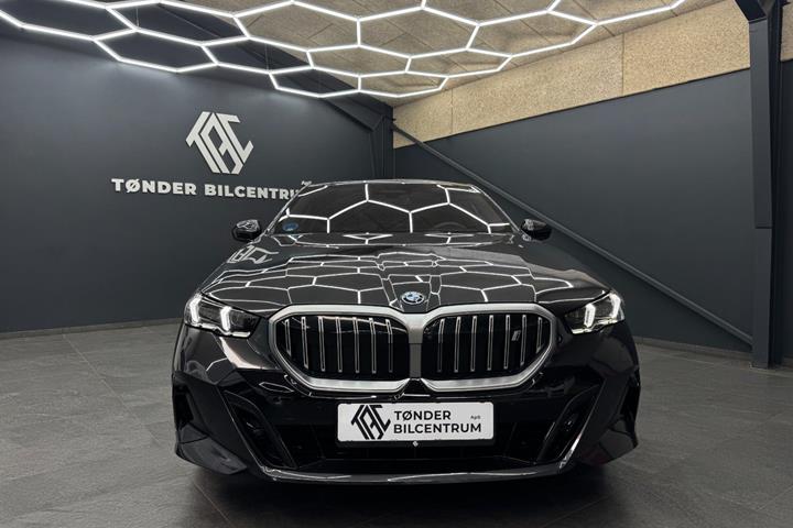 Sort BMW i5 fra 2025