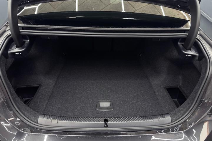 Sort BMW i5 fra 2025