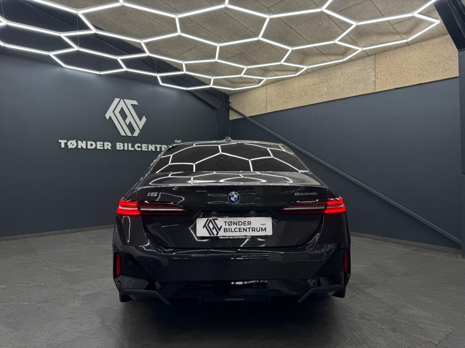 Sort BMW i5 fra 2025