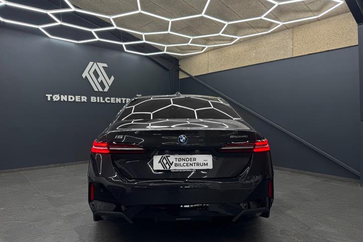 Sort BMW i5 fra 2025