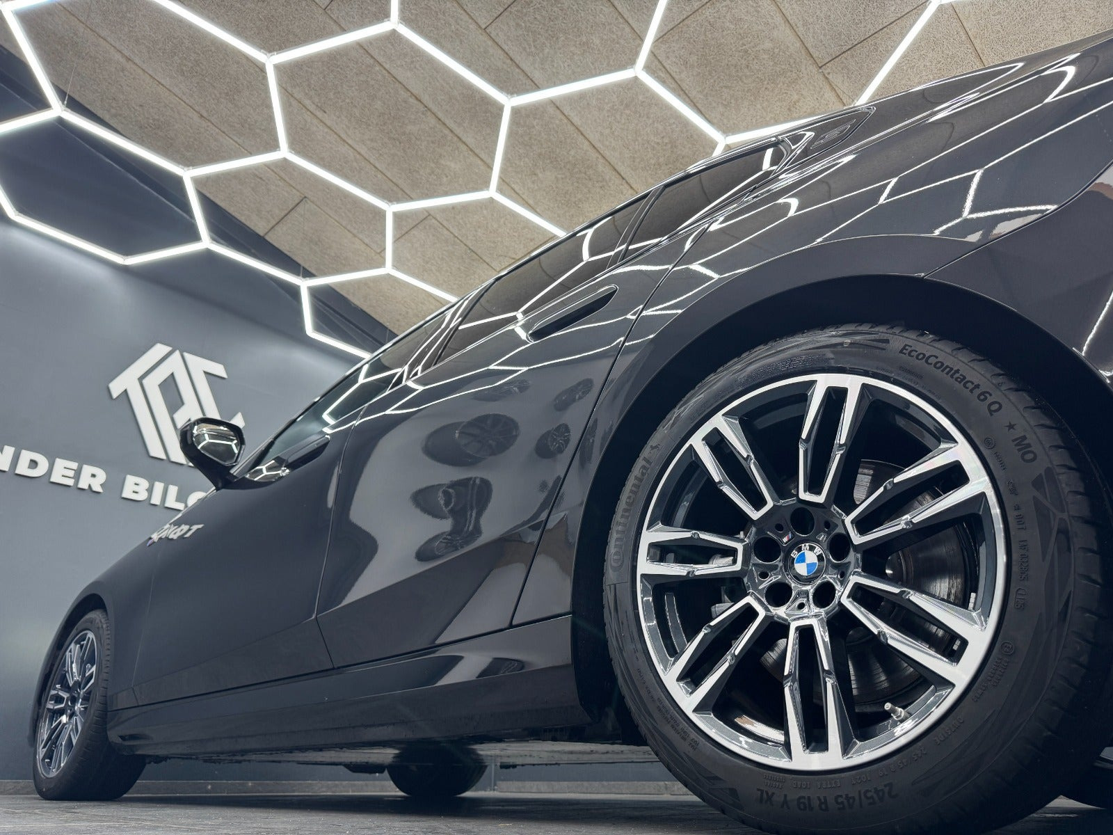 Sort BMW i5 fra 2025