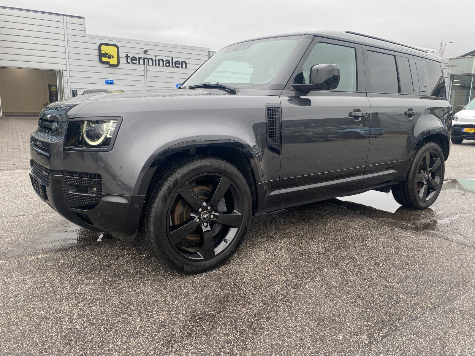 Grå Land Rover Defender 110 fra 2022