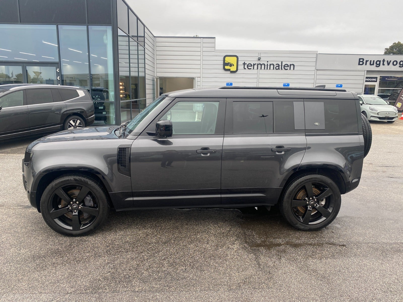 Grå Land Rover Defender 110 fra 2022