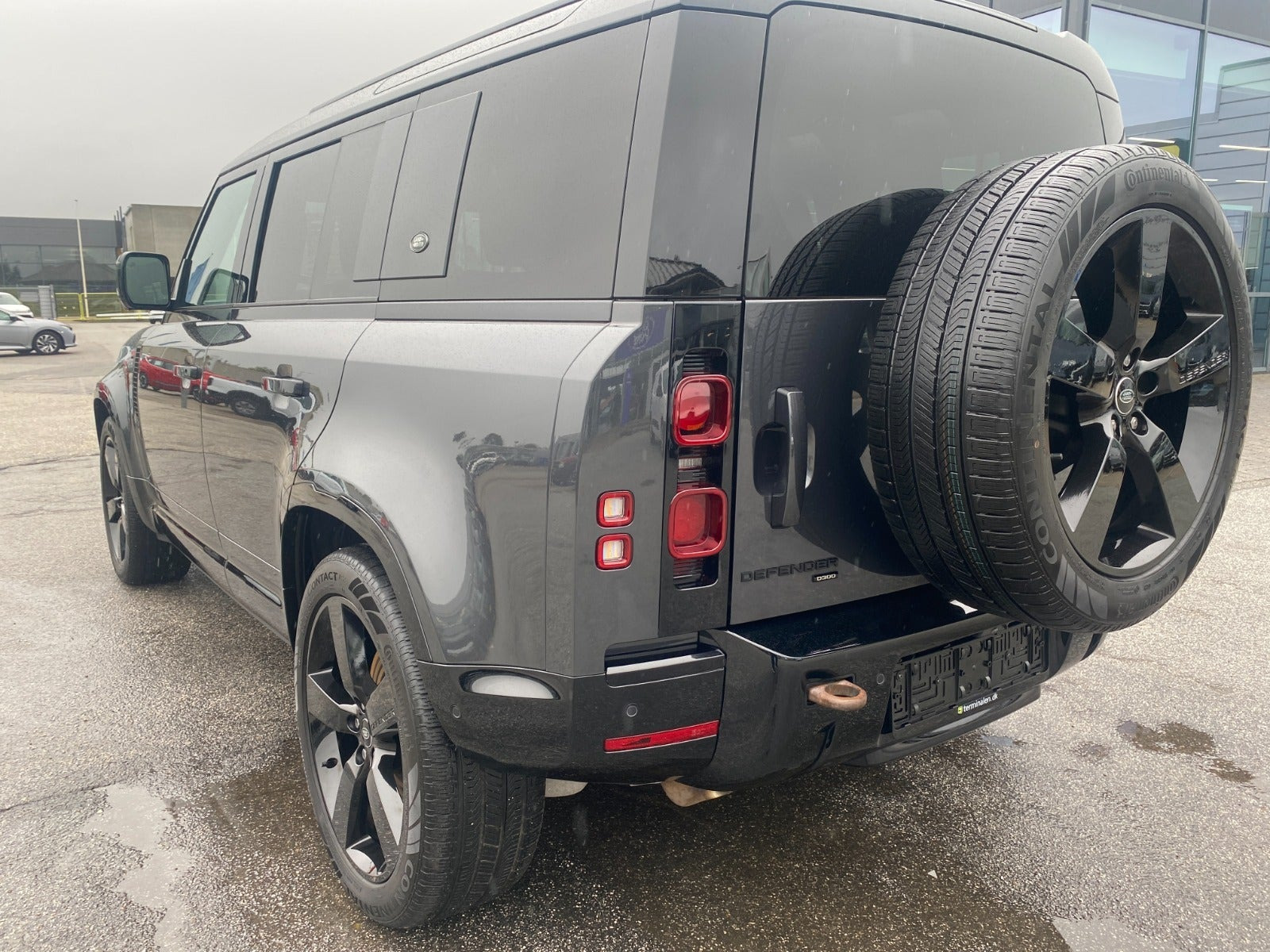 Grå Land Rover Defender 110 fra 2022