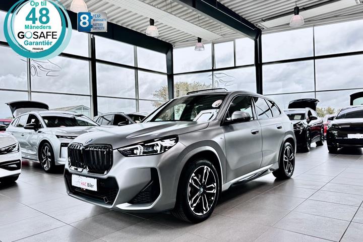 Grå BMW iX1 fra 2023 set udefra