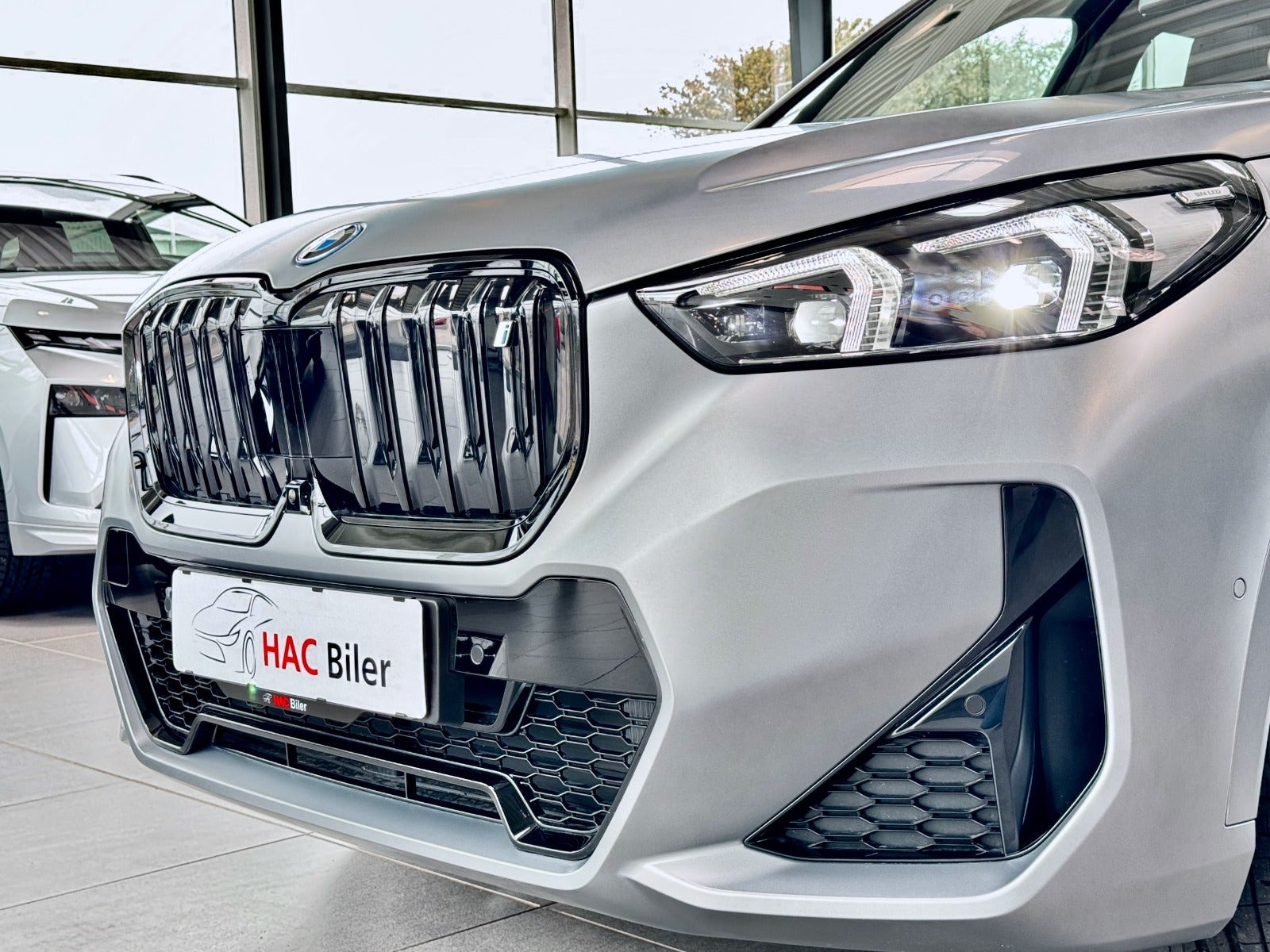 Grå BMW iX1 fra 2023