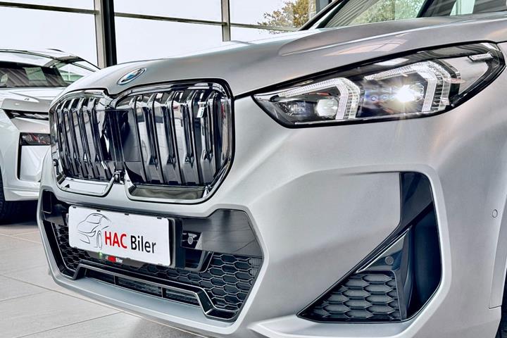 Grå BMW iX1 fra 2023