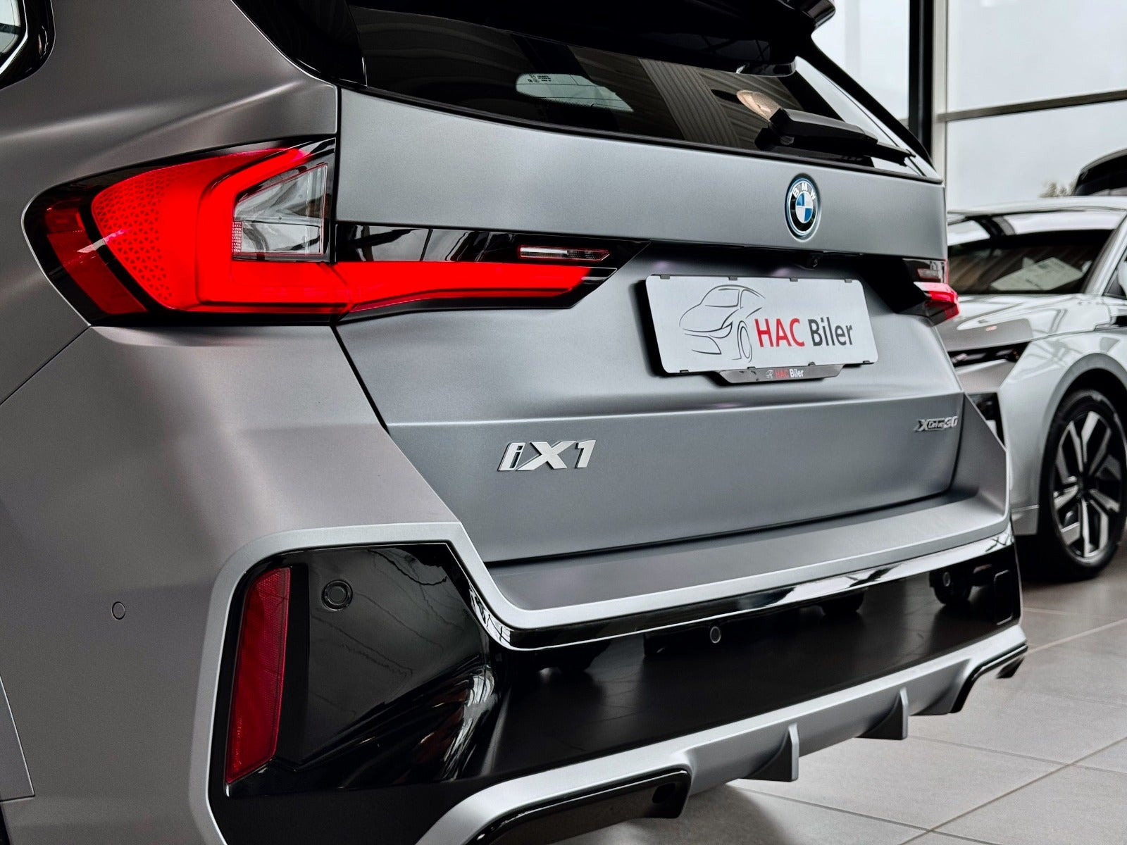 Grå BMW iX1 fra 2023