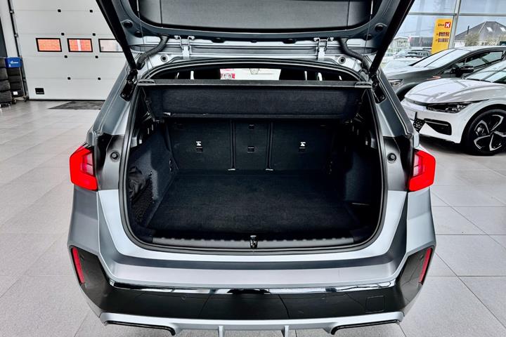 Grå BMW iX1 fra 2023