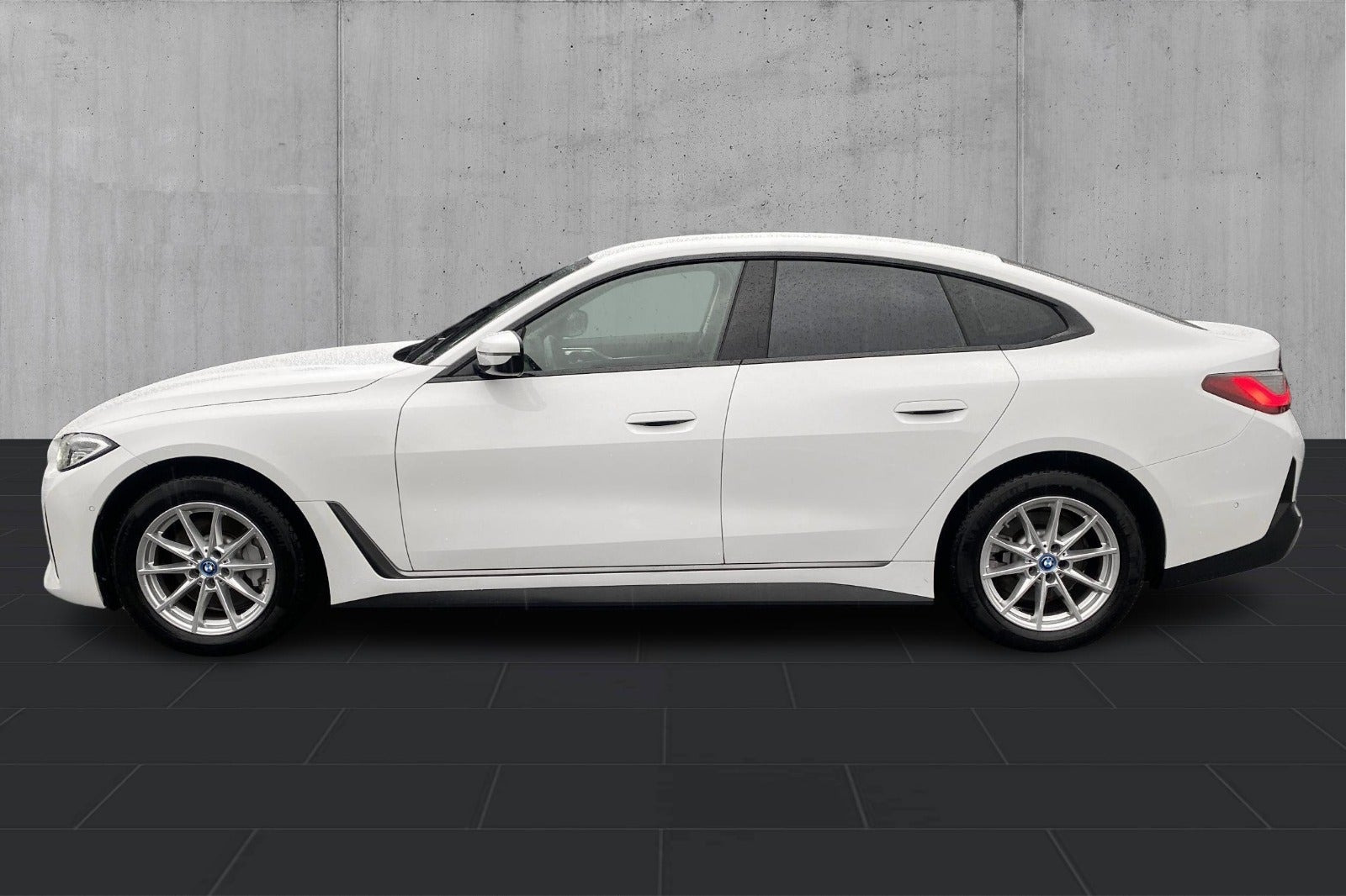 Hvid BMW i4 fra 2023