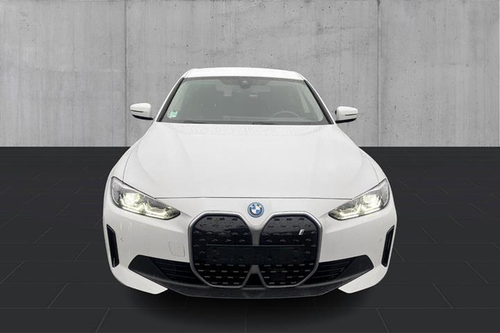 Hvid BMW i4 fra 2023
